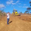 O Secretário de Esportes e Lazer, Jair Gonçalves, esteve acompanhando de perto a terraplanagem do futuro campo de futebol no bairro Dona Evanira.