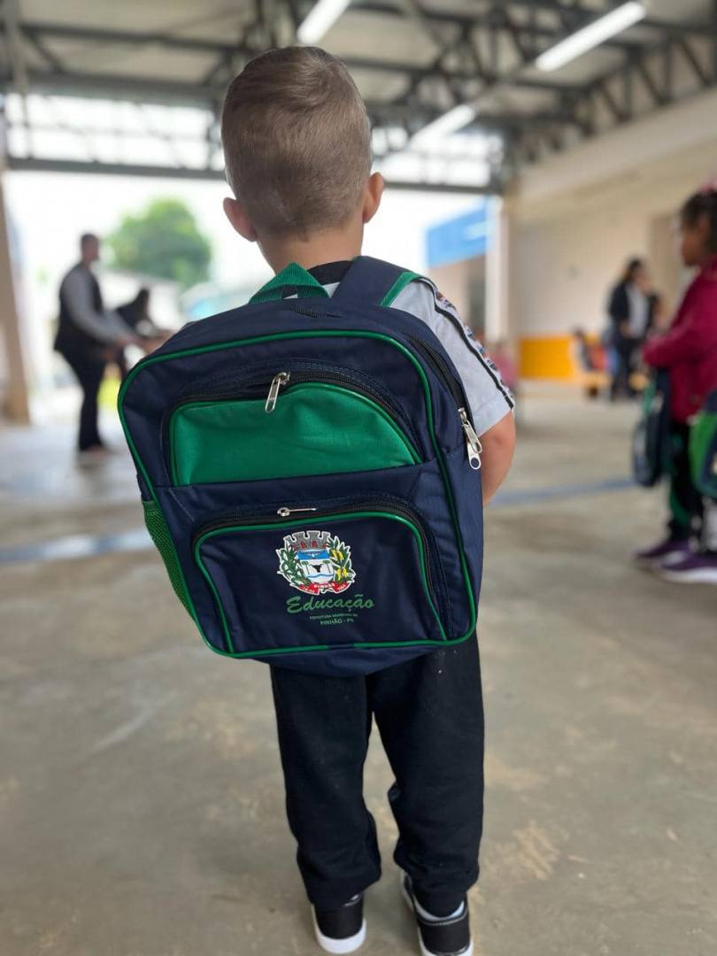 ALUNOS DOS CMEIS DE PINHÃO RECEBEM MOCHILAS PERSONALIZADAS