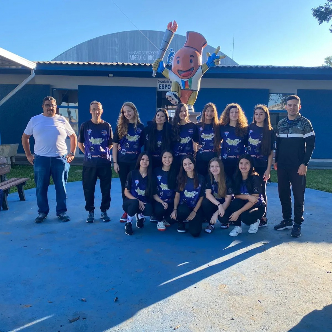 A EQUIPE DO VOLEIBOL SUB-17 DE PINHÃO EMBARCOU RUMO A IRATI PARA PARTICIPAR DO CAMPEONATO PARANAENSE DE VOLEIBOL