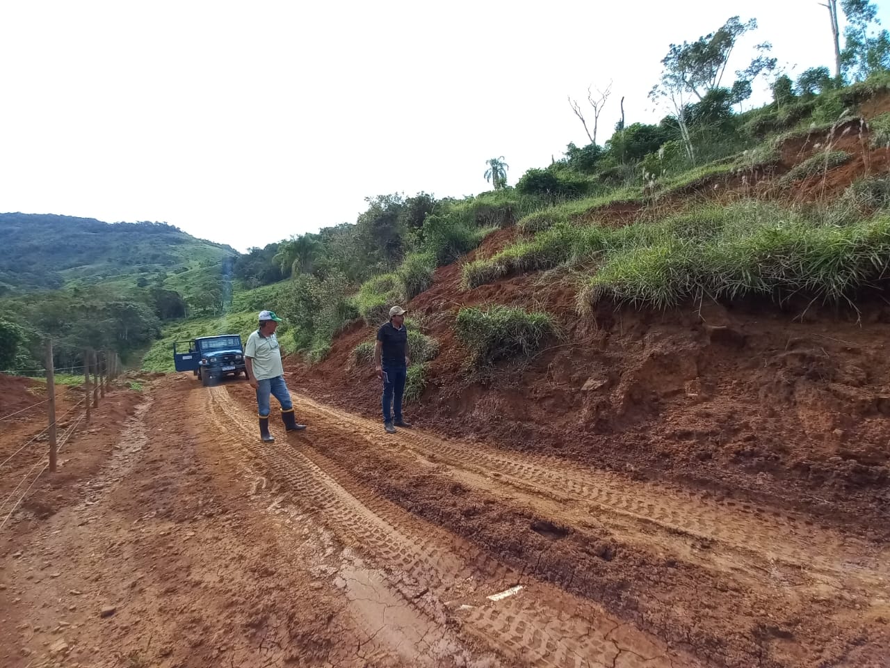 SECRETÁRIO MUNICIPAL DE INFRAESTRUTURA ACOMPANHA OS ANDAMENTOS DOS TRABALHOS NAS ESTRADAS RURAIS EM FAXINAL DOS COUTOS