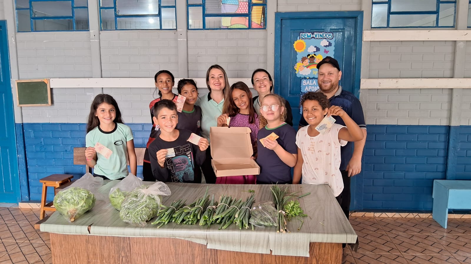 ESCOLA ÁGUA VERDE REALIZOU A 1⁰ FEIRA DE PRODUTOS PRODUZIDOS NA HORTA ESCOLAR