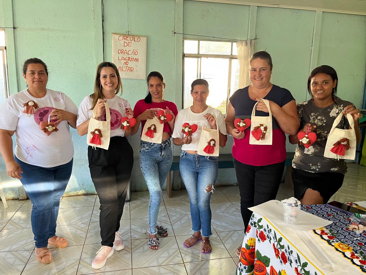 Secretaria Municipal da Mulher realizou o primeiro artesanato do Projeto Linhas e Laços com as mulheres do bairro Recanto Verde